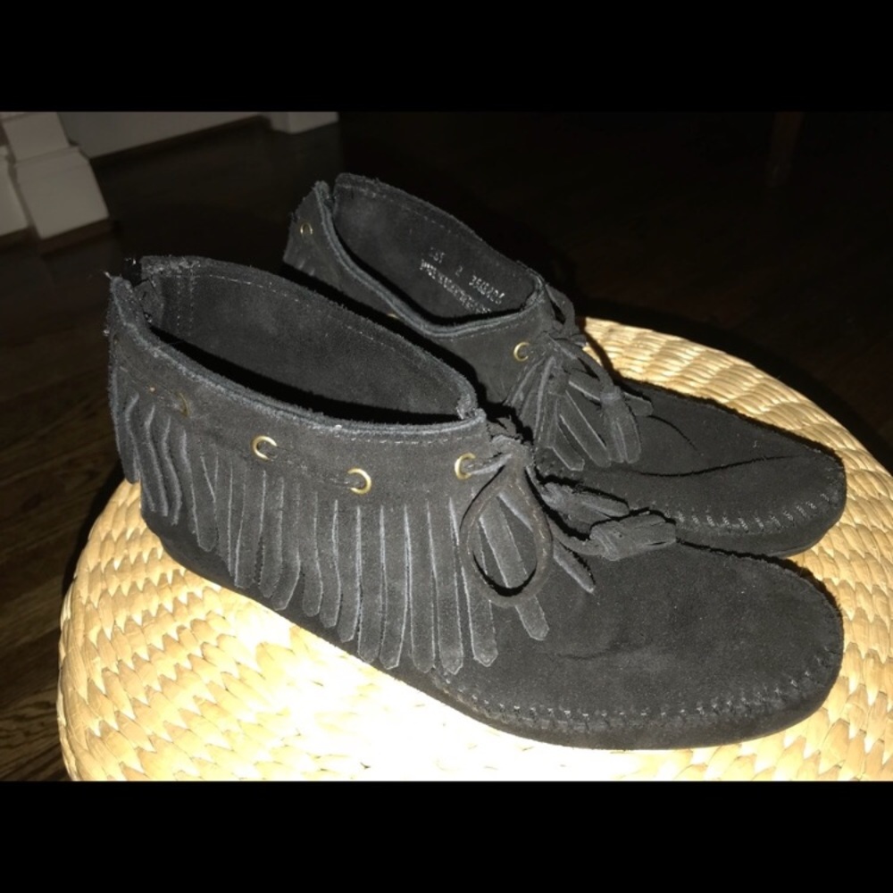 EUC ankle height Minnetonka Mocs with fringe